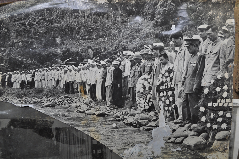 Nhân dân các dân tộc huyện Hà Quảng tổ chức lễ truy điệu Chủ tịch Hồ Chí Minh bên bờ suối Lênin (9-1969)